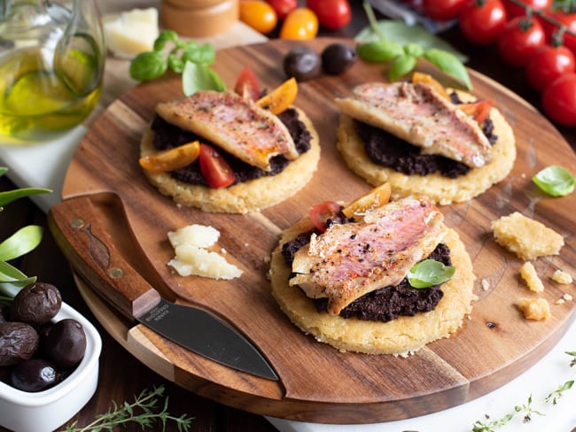 Biscuits parmesan tapenade rougets grillés