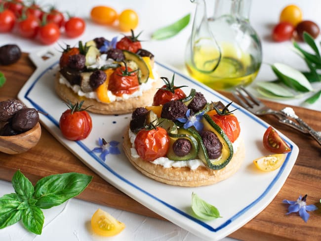 Tartelettes fines de légumes d'été et tapenade