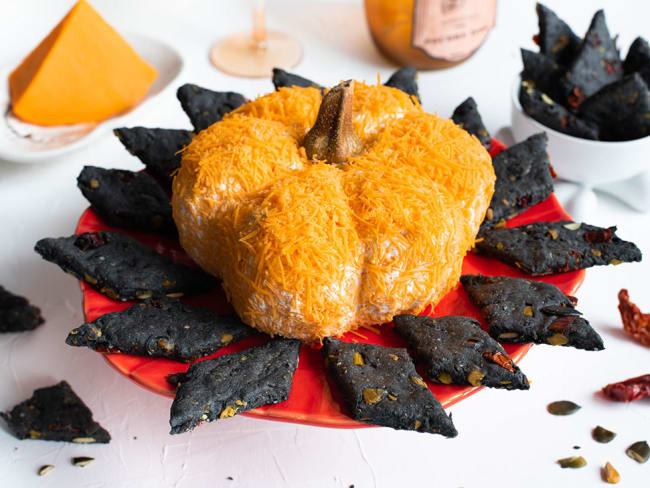 Boule de fromage citrouille et crackers noirs au charbon végétal