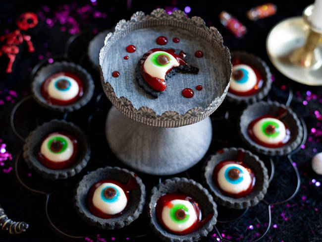 Mini tartelettes d'halloween au charbon végétal et yeux panna cotta