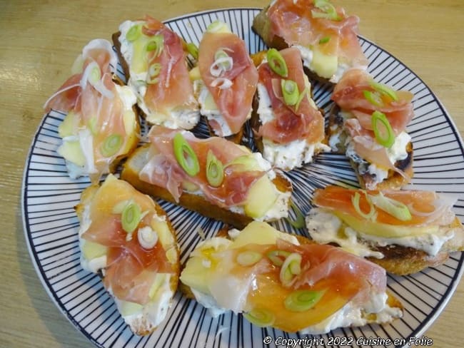 Crostini chèvre, jambon Prosciutto di Parma, pomme et miel