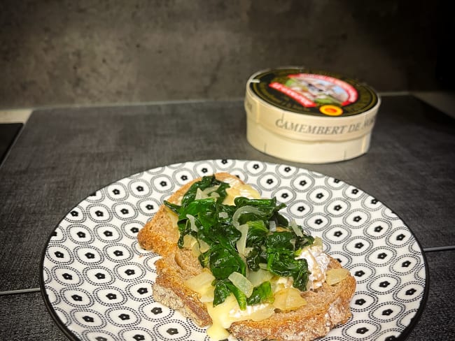 Tartines au camembert, oignons et épinards