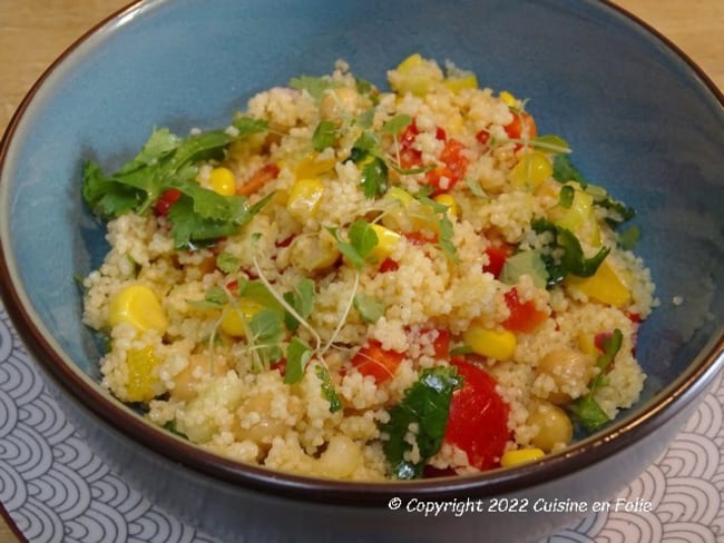 Salade de semoule de couscous aux poids chiches, concombre et coriandre