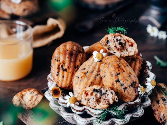 Madeleines salées, olives et tomates séchées