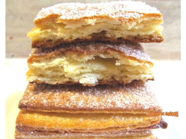 Biscuits feuilletés au sucre avec de la levure boulangère 