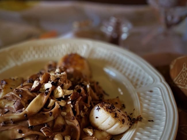 Noix de St Jacques et tagliatelles fraîches, sauce au cacao amer