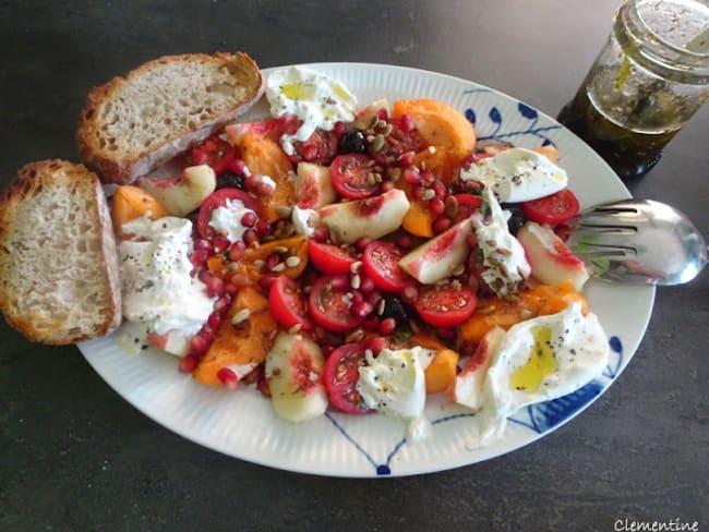 Salade de tomates, pêches et abricots à la mozzarella burrata