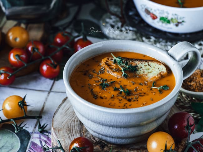 Soupe aux tomates et poivron rouge en entrée