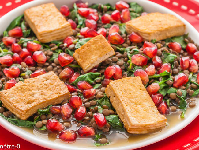 Lentilles aux épinards, tofu fumé et grenade