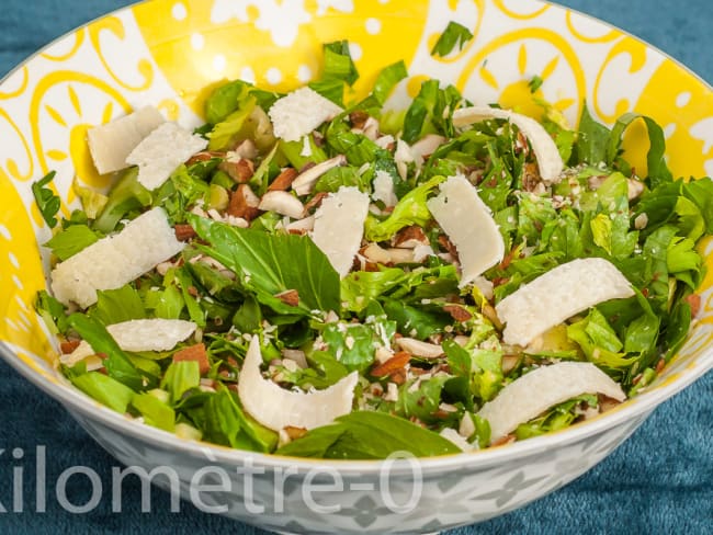 Salade de céleri branche aux amandes et fromage parmesan