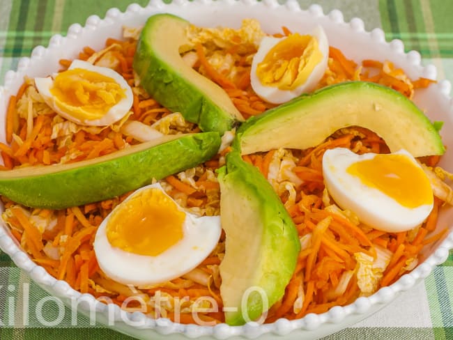 Salade de chou chinois aux carottes, avocat et oeufs durs