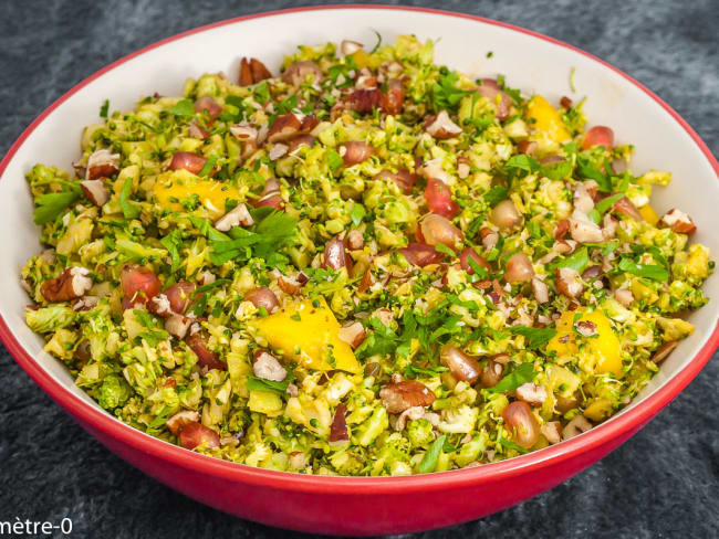 Salade de brocolis cru, mangue et grenade