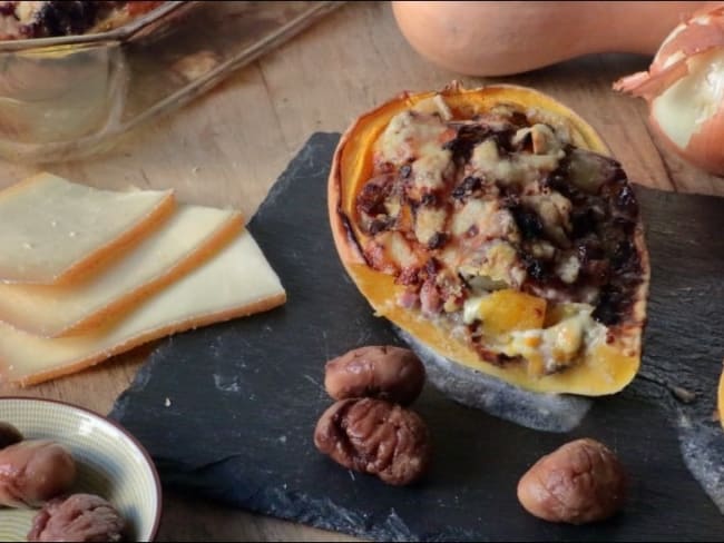 Butternut farcie et gratinée aux châtaignes, lard et oignons