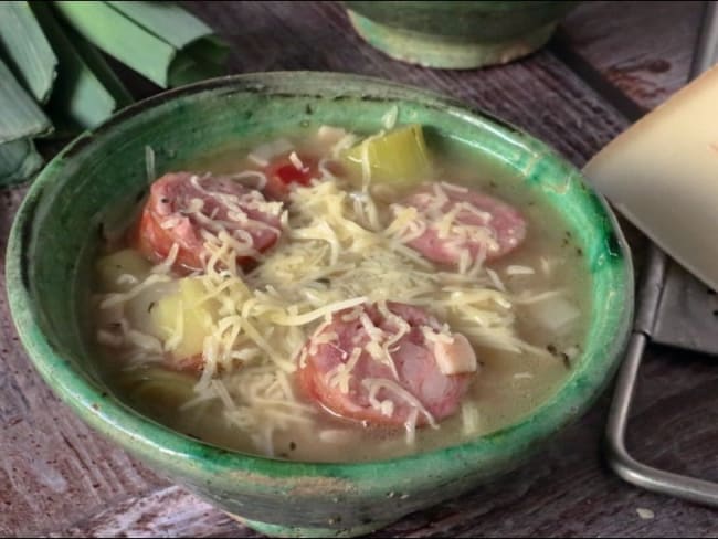 Soupe savoyarde aux poireaux, crozets et saucisses savoyardes diots