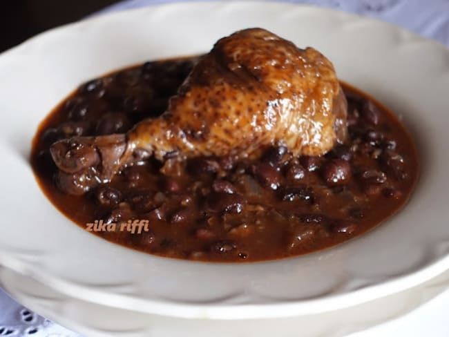 Ragoût mijoté de poulet fermier aux haricots secs rouges et sauce brune