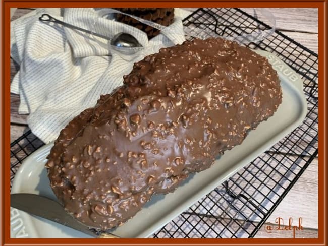 Cake au chocolat et glaçage rocher pralin