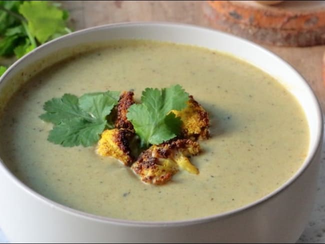 Soupe marocaine épicée au chou-fleur et aux pommes de terre