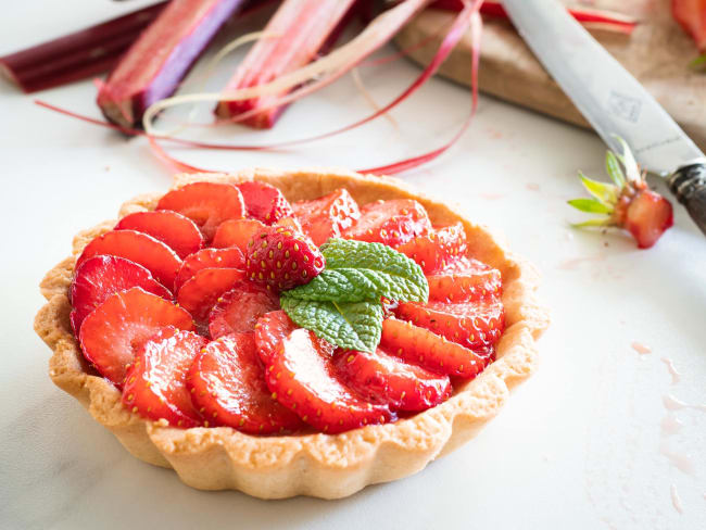 Tartelettes vegan acidulées à la gelée de rhubarbe et aux fraises