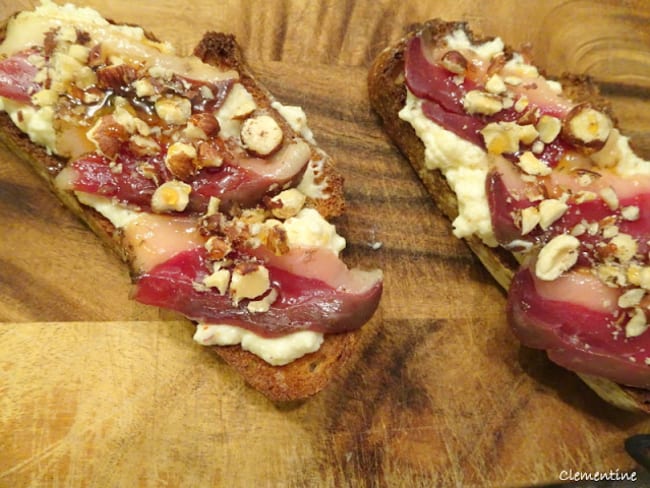 Tartine de brousse au magret de canard séché