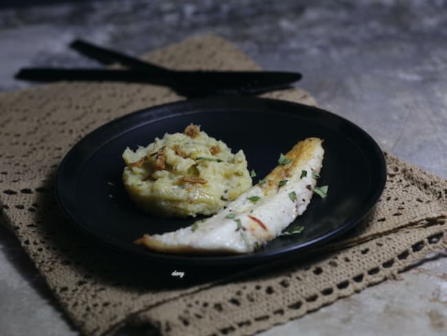 Filets de vive poêlés, purée de panais à l'huile d'olive et oignons frits