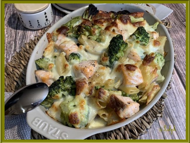 Gratin de pâtes au saumon, brocoli et fromage mozzarella