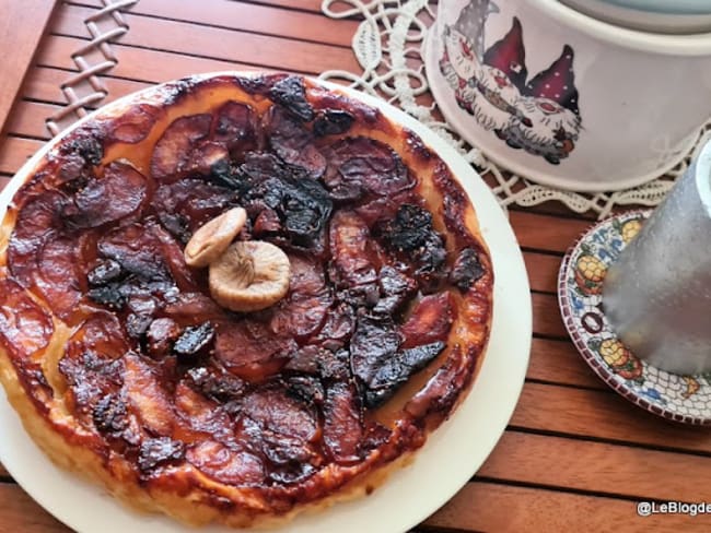 Tarte tatin aux pommes et aux figues séchées, ça change et c'est délicieux !