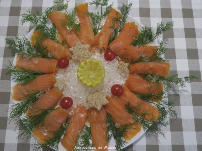 Présentation du saumon fumé pour de fêtes de fin d'année.