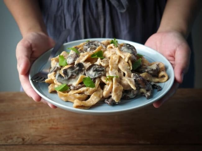 Pâtes à la sauce au yaourt et champignons