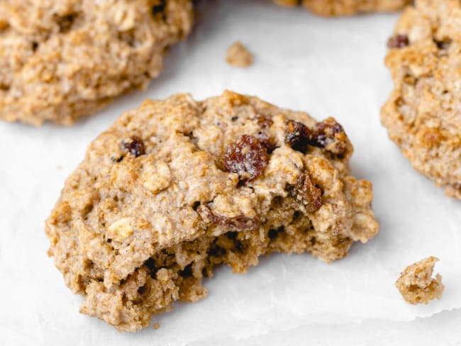 Biscuits à l'avoine, raisins et beurre d'arachide vegan