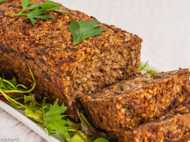 Terrine végétale de champignons et de noix, sauce tomate