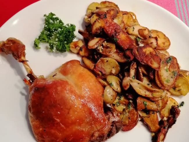 Confit de canard et Pommes de terre sarladaises aux cèpes