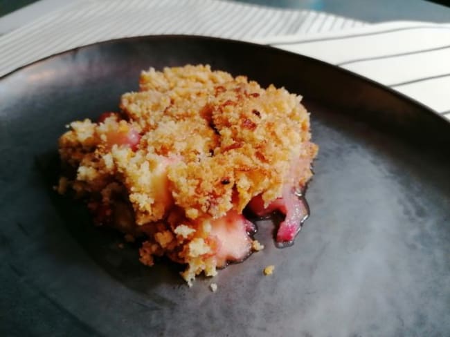 Crumble aux pommes poires et framboises