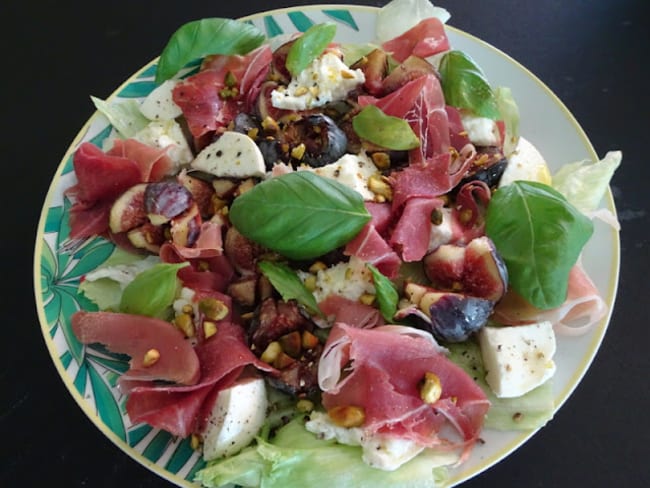 Salade de figues, burrata, jambon de Parme et basilic