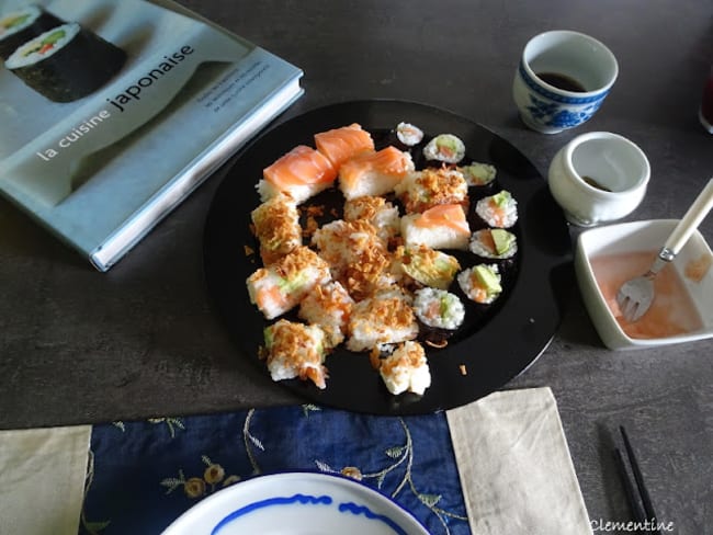 Ma petite fille prépare des sushis