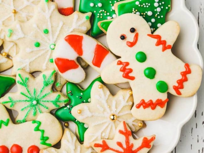 Sablés de noël décorés de glaçage royal en rouge et vert