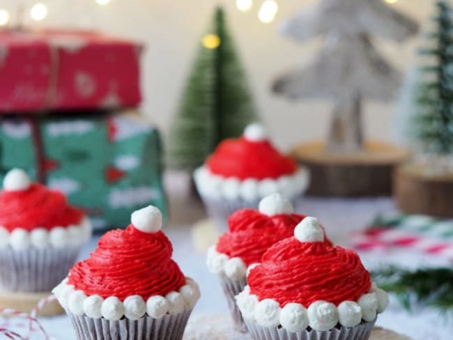 Cupcakes bonnet de Père Noël au chocolat et à la chantilly