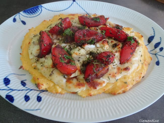 Polenta façon pizza à la feta et aux tomates