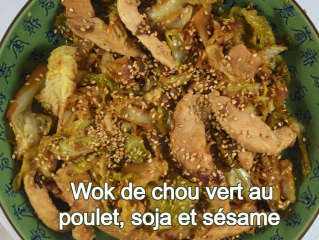 Wok à l'asiatique de chou vert au poulet, soja et sésame doré