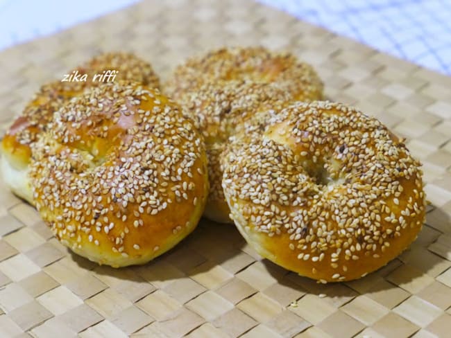 Petites couronnes briochées aux grains de sésame et fleur d'oranger