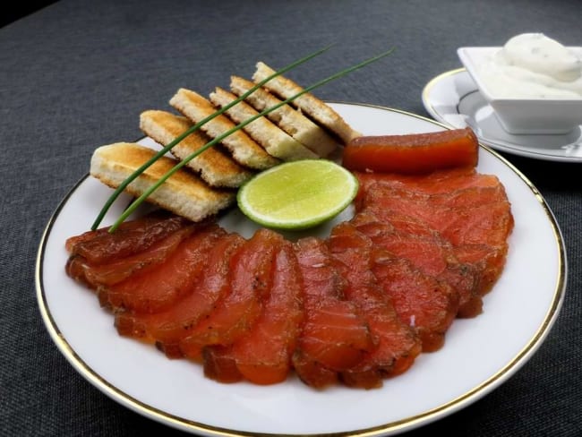 Saumon Gravlax - une spécialité traditionnelle de la cuisine nordique