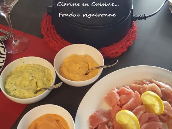 Fondue vigneronne aux trois sauces, bouillon au vin blanc