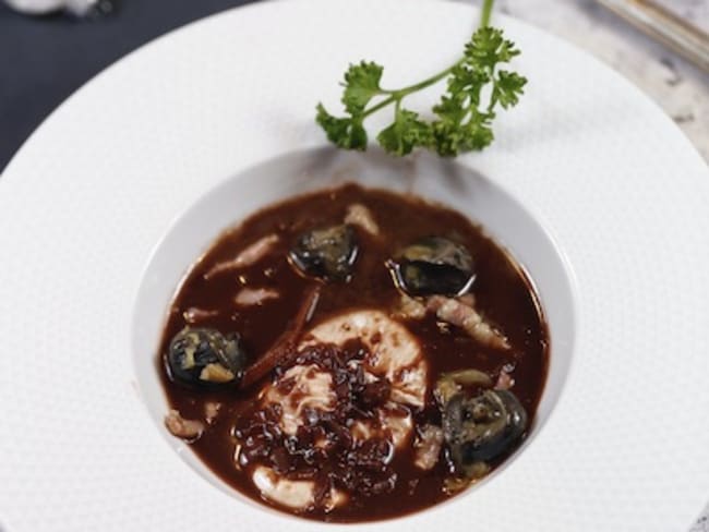 Oeufs en meurette aux escargots sauce au vin rouge