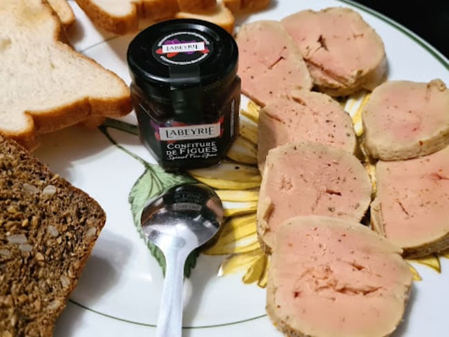 Foie gras cru cuit au sel