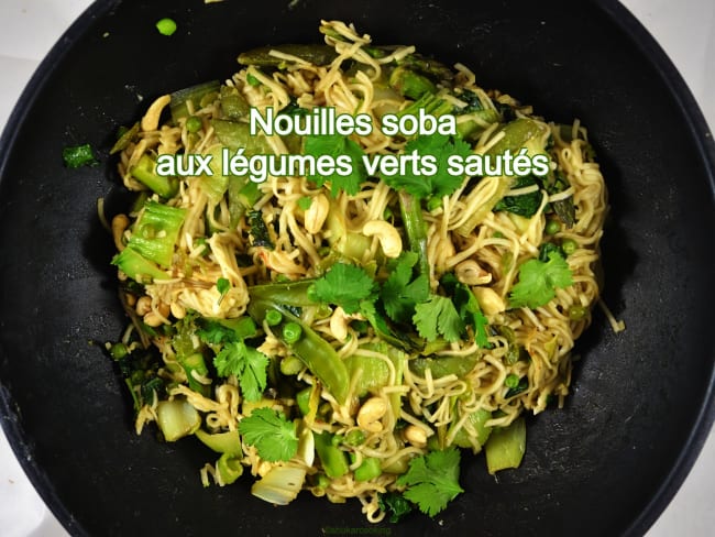 Nouilles soba aux légumes verts sautés - une recette végétarienne