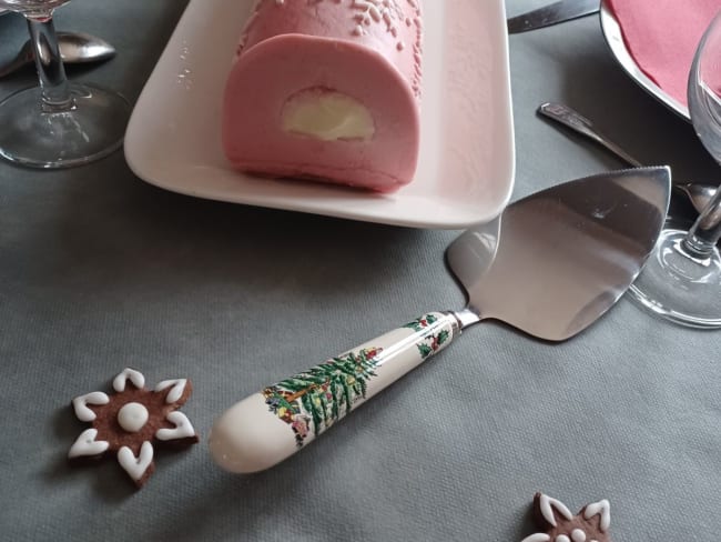 Buche de noël mousse framboise et son insert chocolat blanc