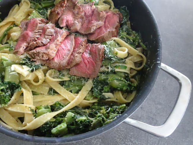 Pâtes Pappardelle, sauce aux noix et épinards, steak