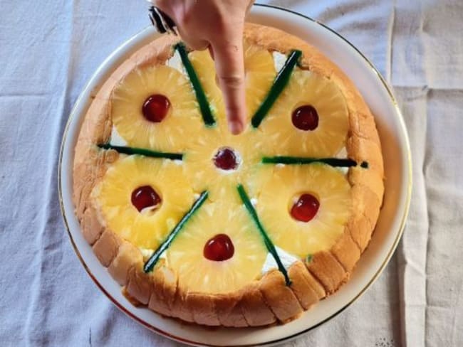 Charlotte légère aux fruits en boîte (ananas)