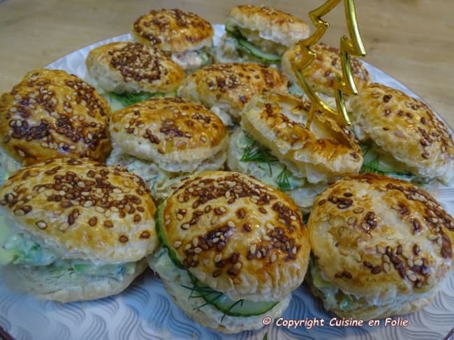 Bouchées feuilletées saumon, avocat, concombre, aneth et ciboulette