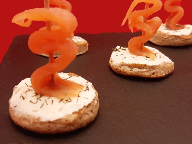 Blinis saumon fumé au fromage frais pour l'apéritif