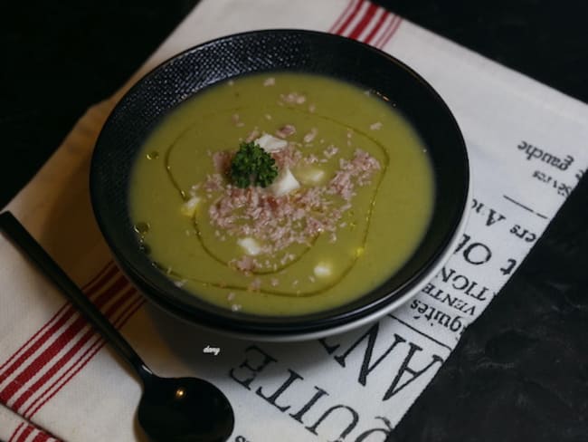 Soupe aux pieds de brocoli et verts de poireaux, fromage et jambon grillé